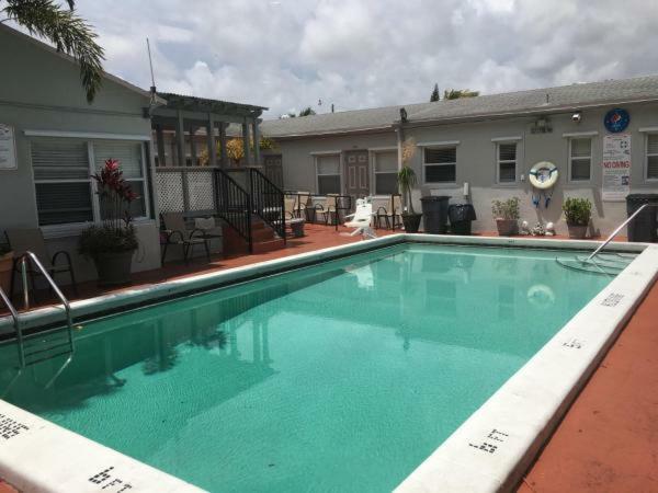 Richard'S Motel Courtyard Hollywood Exterior photo